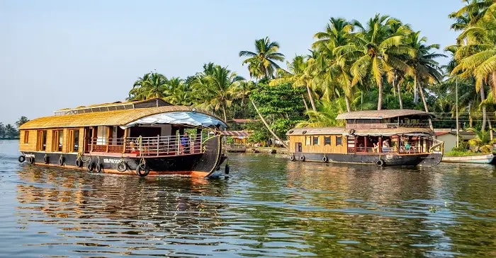 Luxury vs Budget Houseboats